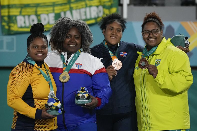 Desde la izquierda, el podio de la división +78kg, la colombiana Brigitte Carabalí (plata), la cubana Idalys Ortiz (oro), la dominicana Moira Morillo (bronce) y la brasileña Beatriz Rodrigues de Souza (bronce) del judo de los Juegos Panamericanos en Santiago, Chile, el lunes 30 de octubre de 2023. (AP Foto/Eduardo Verdugo)