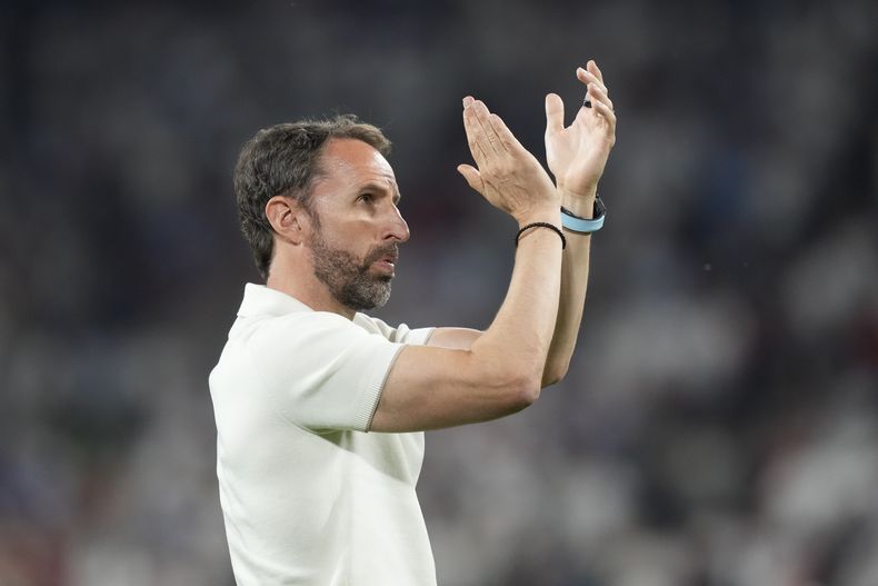 Gareth Southgate, seleccionador de Inglaterra, aplaude en dirección al público tras el empate sin goles ante Eslovenia en la Euro, el martes 25 de junio de 2024 (AP Foto/Martin Meissner)