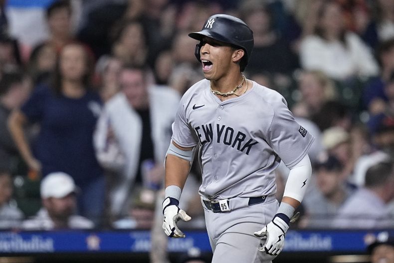 El venezolano Oswaldo Cabrera, de los Yankees de Nueva York, recorre las bases luego de conectar un jonrón de dos carreras en el duelo ante los Astros de Houston, el sábado 30 de marzo de 2024 (AP Foto/Kevin M. Cox)