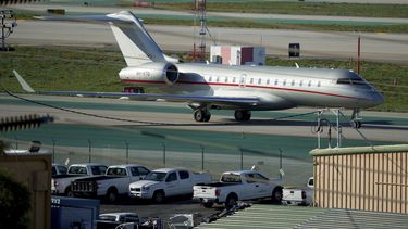 Un avión privado de VistaJet, llamado The Football Era y que transportaría a la estrella pop Taylor Swift, aterriza en el Aeropuerto Internacional de Los Ángeles, el sábado 10 de febrero de 2024 (AP Foto/Eric Thayer)