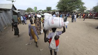 Refugiados cargan alimentos en un centro de distribución operado por el Programa Mundial de Alimentos de la ONU en el campamento de refugiados de Kakuma, en Turkana, Kenia, el martes 3 de junio de 2025. (AP Foto/Andrew Kasuku)