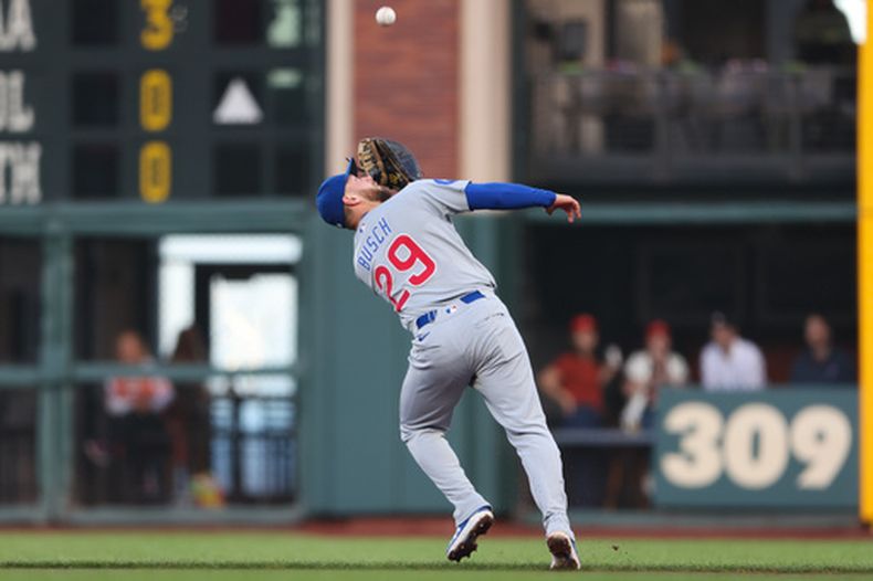 El primera base de los Cachorros de Chicago, Michael Busch, atrapa un elevado para el segundo out de la primera entrada de un partido de béisbol contra los Gigantes de San Francisco, el viernes 12 de junio de 2026, en San Francisco, California. (Foto AP/Scott Marshall)