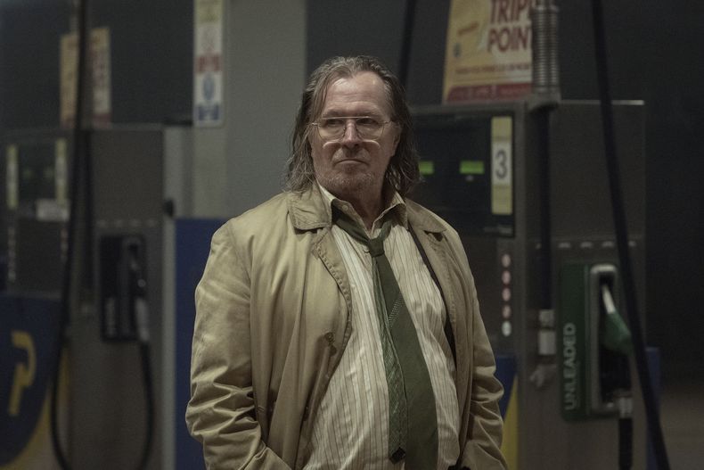 Esta imagen proporcionada por Apple TV+ muestra a Gary Oldman en una escena de Slow Horses. (Jack English/Apple TV+ via AP)