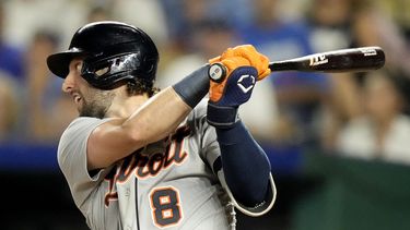 Matt Vierling de los Tigres de Detroit observa su doble de dos carreras en la octava entrada del encuentro ante los Reales de Kansas City el lunes 17 de julio del 2023. (AP Foto/Charlie Riedel)