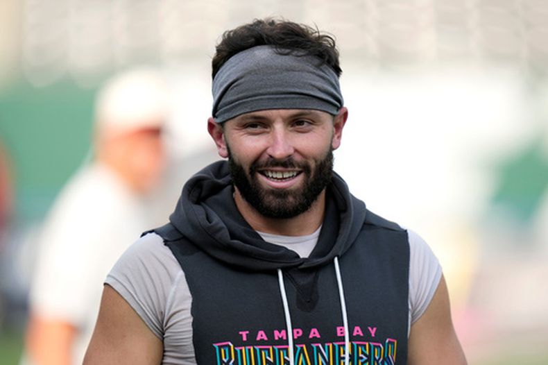 El quarterback Baker Mayfield de los Buccaneers de Tampa Bay previo a un partido de pretemporada contra los Jets de Nueva York, el viernes 14 de agosto de 2026, en East Rutherford, Nueva Jersey. (AP Foto/Seth Wenig)