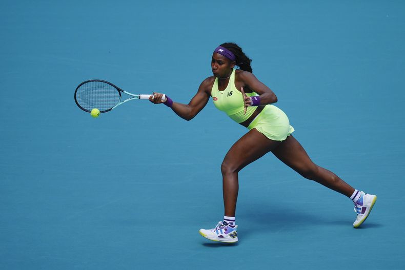 Coco Gauff regresa una pelota de Océane Dodin, de Francia, en el partido de tercera ronda del torneo Abierto de Miami, el domingo 24 de marzo de 2024, en Miami Gardens, Florida. (AP Foto/Rebecca Blackwell)
