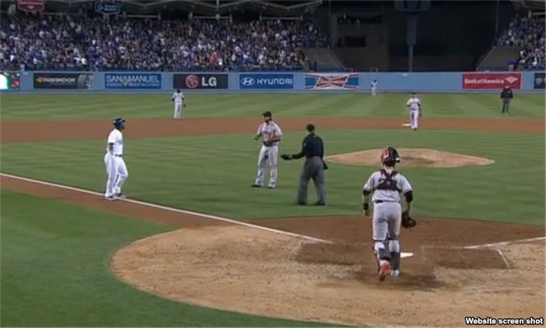 Un lanzamiento del zurdo Madison Bumgarner golpeó en el pie izquierdo al jardinero cubano de los Dodgers, Yasiel Puig.