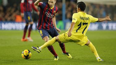americateve | Andr&eacute;s Iniesta, del Barcelona, dribla al mexicano Javier Aquino, del Villarreal, durante un partido de la liga, el s&aacute;bado 14 de diciembre de 2013. El jueves 19 se anunci&oacute; que el Barsa extendi&oacute; hasta 2018 el contrato de Iniesta