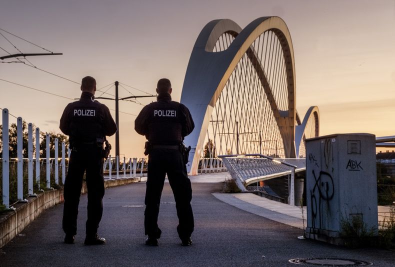 Policías alemanes en Kehl, Alemania, cerca de la frontera con Francia, el 15 de septiembre del 2024. (AP foto/Michael Probst)