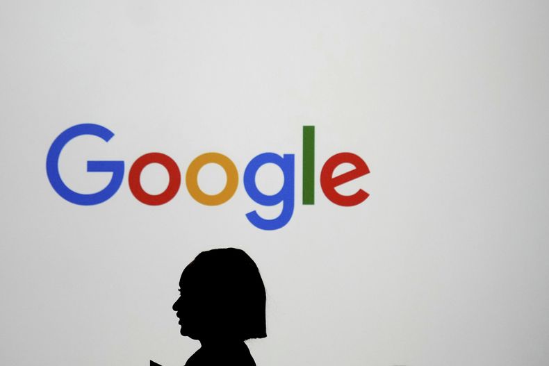 ARCHIVO - Una mujer camina junto a una pantalla gigante con un logotipo en un evento en el Laboratorio de Google de París, al margen de la Cumbre de Acción de IA en París, el domingo 9 de febrero de 2025. (AP foto/Thibault Camus, archivo)