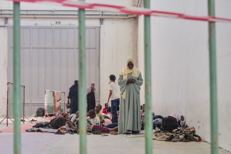 Migrantes africanos en el puerto de Agia, Chania, en la isla de Creta, Grecia, el 7 de julio del 2025. (AP foto/Giannis Angelakis)