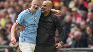 El técnico del Manchester City Pep Guardiola abraza a Erling Haaland durante las semifinales de la Copa FA ante el Sheffield United en el Estadio Wembley el sábado 22 de abril del 2023. (AP Foto/Alastair Grant)
