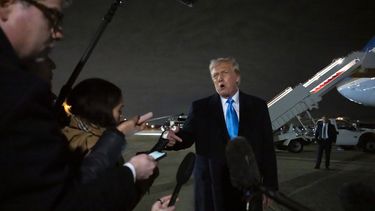 El presidente Donald Trump habla con los periodistas junto al Air Force One después de llegar a la Base Conjunta Andrews, Maryland, el domingo 2 de febrero de 2025. (AP Foto/Ben Curtis)