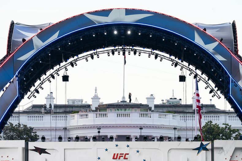 Elementos de seguridad vigilan la Casa Blanca durante el UFC Fan Fest antes de la pelea del domingo, el evento se llevó a cabo el sábado 13 de junio del 2026. (AP Foto/Allison Robbert)