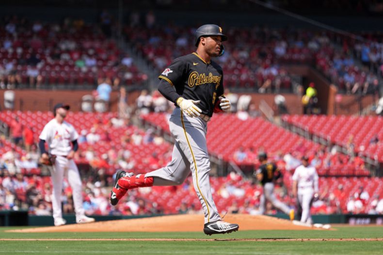 Esmerlyn Valdez, de los Piratas de Pittsburgh, corre las bases después de anotar un jonrón de dos carreras durante el segundo turno de un partido de béisbol contra los Cardenales de San Luis el domingo 30 de agosto de 2026 en San Luis. (AP Foto/Jeff Roberson)
