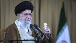 En esta imagen, publicada por un sitio web oficial del líder supremo iraní, el ayatolá Alí Jamenei habla en una reunión con un grupo de funcionarios de defensa, el miércoles 12 de febrero de 2025, en Teherán, Irán. (Oficina del Líder Supremo de Irán vía AP)