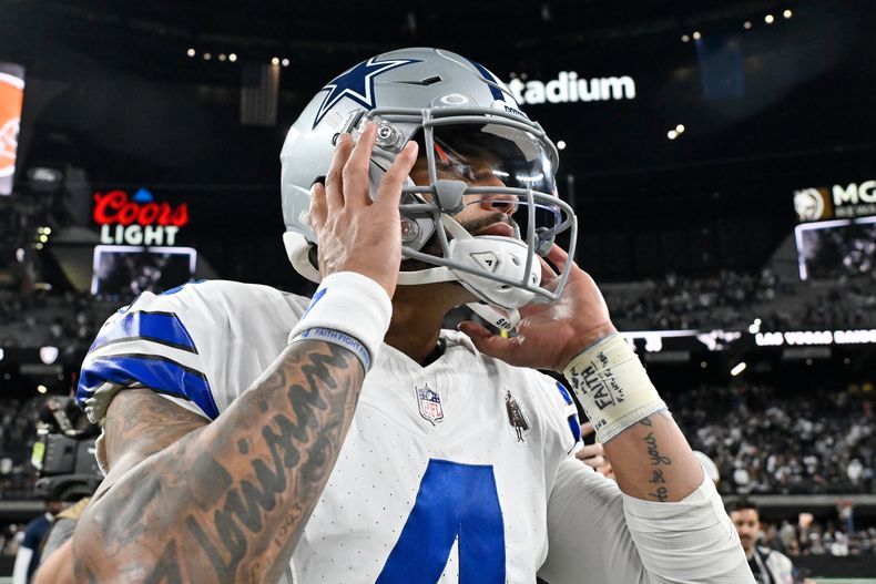 Dak Prescott, quarterback de los Cowboys de Dallas, se quita el casco tras el partido ante los Raiders de Las Vegas, el lunes 17 de noviembre de 2025 (AP Foto/David Becker)