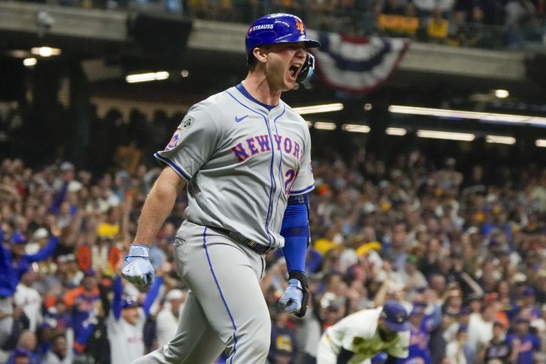Pete Alonso, de los Mets de Nueva York, festeja tras conectar un jonrón de tres carreras ante los Cerveceros de Milwaukee, en el juego decisivo de la serie de comodines, el jueves 3 de octubre de 2024 (AP Foto/Morry Gash)