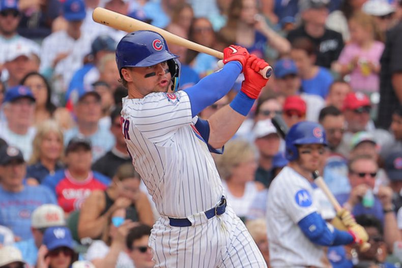 Nico Hoerner de los Cachorros de Chicago batea un sencillo remolcador en la sexta entrada ante los Cardenales de San Luis el domingo 5 de julio del 2026. (AP Foto/Melissa Tamez)