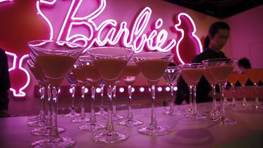 ARCHIVO - cócteles de Barbie para los invitados en la ceremonia de inauguración de la tienda insignia de Barbie en Shanghái, el 6 de marzo de 2009, en Shanghái, China. El color rosa se ha asociado durante mucho tiempo con la marca Barbie, incluso tiene su propio color Pantone. (Foto AP/Eugene Hoshiko, archivo)