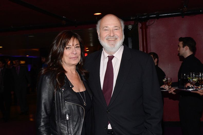 ARCHIVO - El actor Rob Reiner y su esposa, Michele Singer, llegan a un evento el 17 de diciembre de 2013 en Nueva York. (Foto Evan Agostini/Invision/AP, archivo)