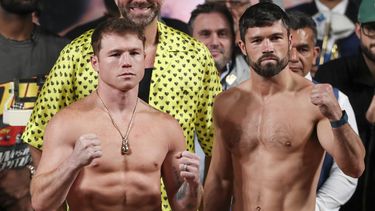 El mexicano Saúl Canelo Álvarez y el británico John Ryder posan para la foto durante la ceremonia de pesaje del viernes 5 de mayo de 2023, en Guadalajara (AP Foto/Refugio Ruiz)