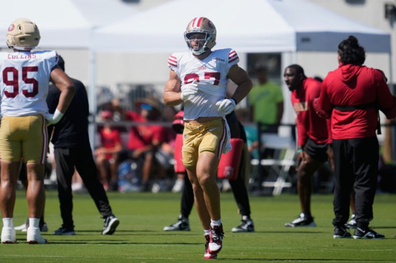 Nick Bosa, de los 49ers de San Francisco, practica el lunes 3 de agosto de 2026 en Santa Clara, California (AP Foto/Jeff Chiu)
