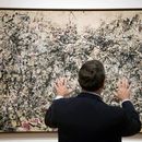 ARCHIVO - David Brenneman, director de colecciones y exposiciones del High Museum, habla sobre la pintura de Jackson Pollock Number 1A, exhibida como parte de una exposición en Atlanta, el jueves 6 de octubre de 2011. (Foto AP/David Goldman, archivo)