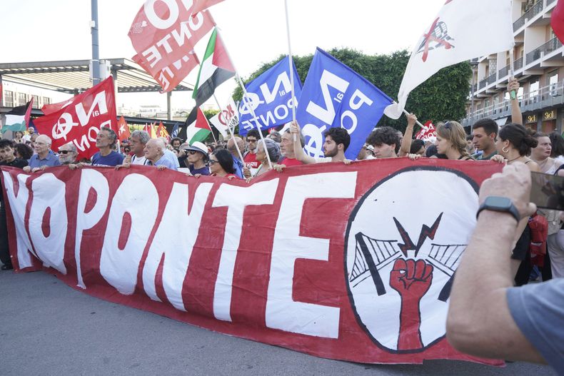Manifestantes sostienen una pancarta durante una protesta contra la construcción de un puente en Messina, Italia, el sábado 9 de agosto de 2025 (Francesco Saya/LaPresse vía AP)
