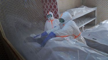 Personal médico atiende al cuerpo de una persona que murió de ébola en Bunia, República Democrática del Congo, el 4 de septiembre del 2026. (AP foto/Dieudonne Dirole)