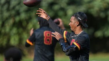 Jayden Daniels (5), quarterback de los Commanders de Washington, lanza un pase durante una sesión de entrenamiento del equipo en Londres, el miércoles 30 de septiembre de 2026. (AP Foto/Alastair Grant)
