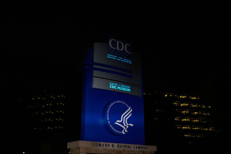 ARCHIVO - Un cartel indica la entrada a la sede de los Centros de Control y Prevención de Enfermedades de Estados Unidos, el miércoles 27 de agosto de 2025, en Atlanta. (AP Foto/Brynn Anderson, Archivo)