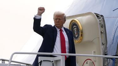 El presidente Donald Trump alza un puño al abordar el Air Force One en dirección a Florida, el sábado 25 de enero de 2025, en el Aeropuerto Internacional Harry Reid en Las Vegas. (AP Foto/Mark Schiefelbein)