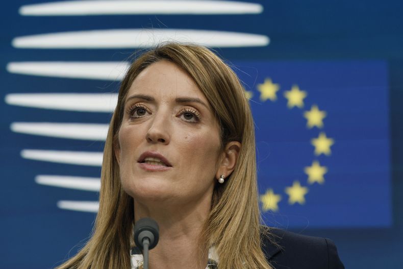La presidenta del Parlamento Europeo, Roberta Metsola, habla en conferencia de prensa en una cumbre de la UE en Bruselas, el 14 de diciembre de 2023. (AP Foto/Omar Havana, Archivo)