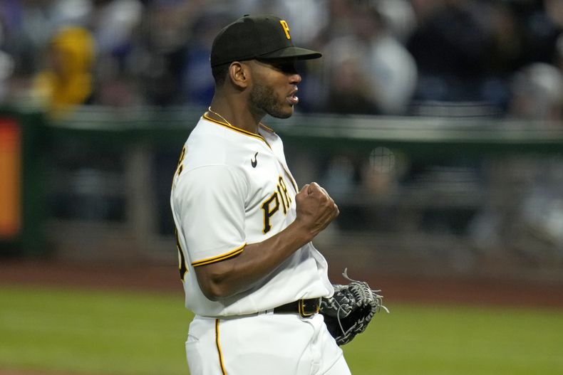 El dominicano Roansy Contreras, de los Piratas de Pittsburgh, celebra tas sacar el último out del sexto inning ante los Dodgers de Los Ángeles, el miércoles 26 de abril de 2023 (AP Foto/Gene J. Puskar)