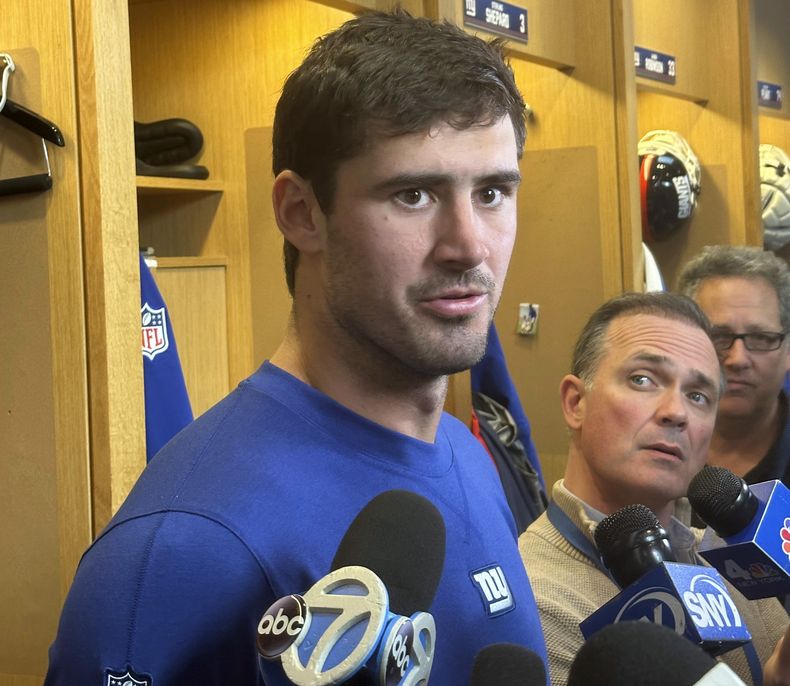 Daniel Jones, quarterback de los Giants de Nueva York, habla con reporteros después del entrenamiento del equipo, el miércoles 11 de octubre de 2023, en East Rutherford, Nueva Jersey. Jones no entrenó el miércoles por un dolor en el cuello y su condición es incierta para el fin de semana de cara al juego contra los Bills de Buffalo. (AP Foto/Tom Canavan)