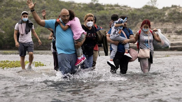 el numero de venezolanos, cubanos y nicaragüenses detenidos en la frontera sur de estados unidos se disparo en agosto