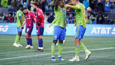 Nouhou Tolo (izquierda), de los Sounders de Seattle, abraza a su compañero Jackson Ragen, tras la victoria sobre FC Dallas en los playoffs de la MLS, el viernes 10 de noviembre de 2023 (AP Foto/Lindsey Wasson)