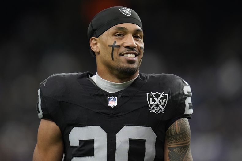 ARCHIVO - Foto de 5 de enero del 2025, el safety de los Raiders de Las Vegas Isaiah Pola-Mao en el campo para el encuentro ante los Chargers de Los Ángeles. El lunes 24 de febrero del 2025, Pola-Mao vuelve a firmar con los Raiders. (AP Foto/Abbie Parr, Archivo)