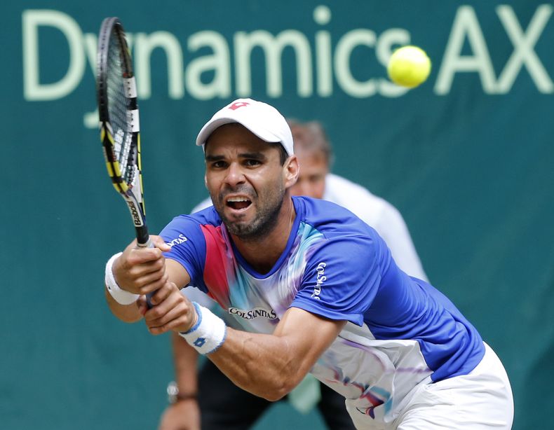 El colombiano Alejandro Falla durante el prtido en que venci&oacute; a Philipp Kohlschreiber el 14 de junio del 2014 para avanzar a la final del torneo de tenis de Halle. (AP Foto/Michael Probst)