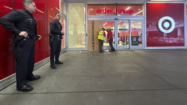 La policía de Los Ángeles afuera de una tienda Target después de que dos guardias de seguridad resultaran heridos al enfrentarse a un sospechoso de robo en el centro de Los Ángeles, el martes 31 de diciembre de 2024. (AP Foto/Damian Dovarganes)