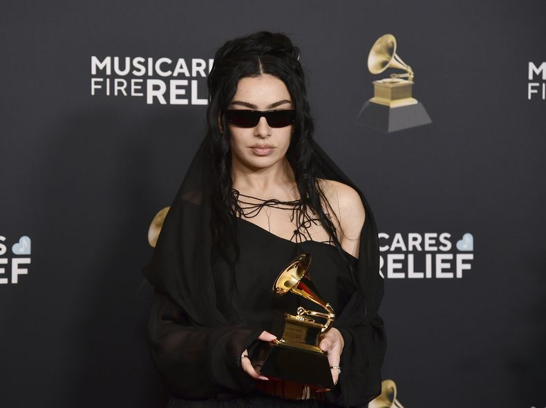 Charli XCX posa en la sala de prensa con el premio a la mejor grabación dance pop por Von Dutch, durante la 67ª entrega anual de los Grammy el domingo 2 de febrero de 2025 en Los Ángeles. (Foto Richard Shotwell/Invision/AP)