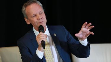 gobierno defiende plan para la energia renovable