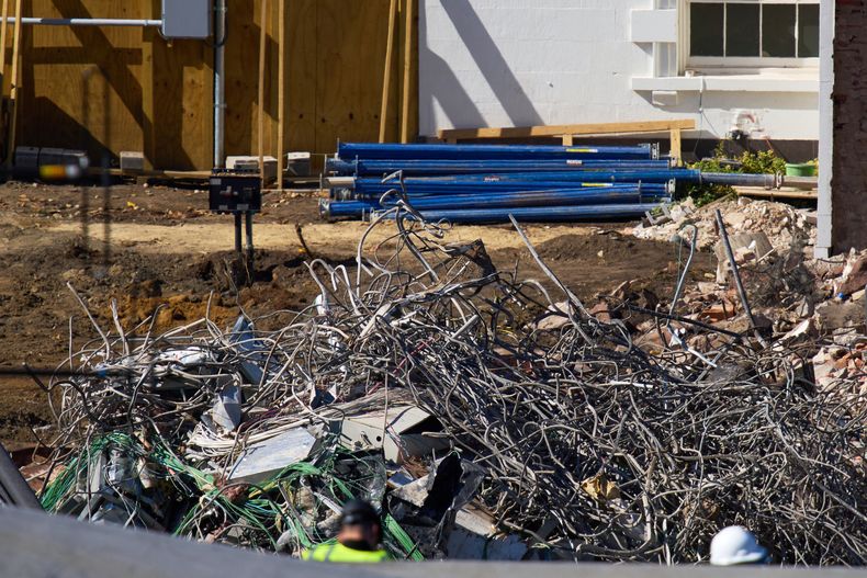Cables, varillas de refuerzo y escombros yacen en el piso mientras continúan las obras en una parte prácticamente demolida del Ala Este de la Casa Blanca, el jueves 23 de octubre de 2025, en Washington, antes de la construcción de un nuevo salón de baile. (AP Foto/Jacquelyn Martin)
