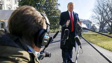 Trump dice desconocer esfuerzo ruso para ayudar a Sanders