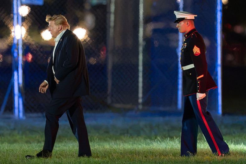 El presidente Donald Trump camina desde el helicóptero presidencial Marine One hasta su limusina al llegar al Ellipse, justo afuera de la Casa Blanca, el domingo 13 de septiembre de 2026, en Washington. (Foto AP/Jose Luis Magana)