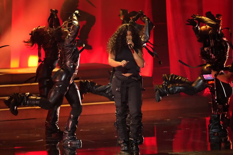 ARCHIVO - SZA interpreta un popurrí en la 66a edición anual de los Grammy el domingo 4 de febrero de 2024, en Los Ángeles. Dua Lipa, Sza y Shania Twain encabezarán el festival Glastonbury en junio. (Foto AP/Chris Pizzello, archivo)