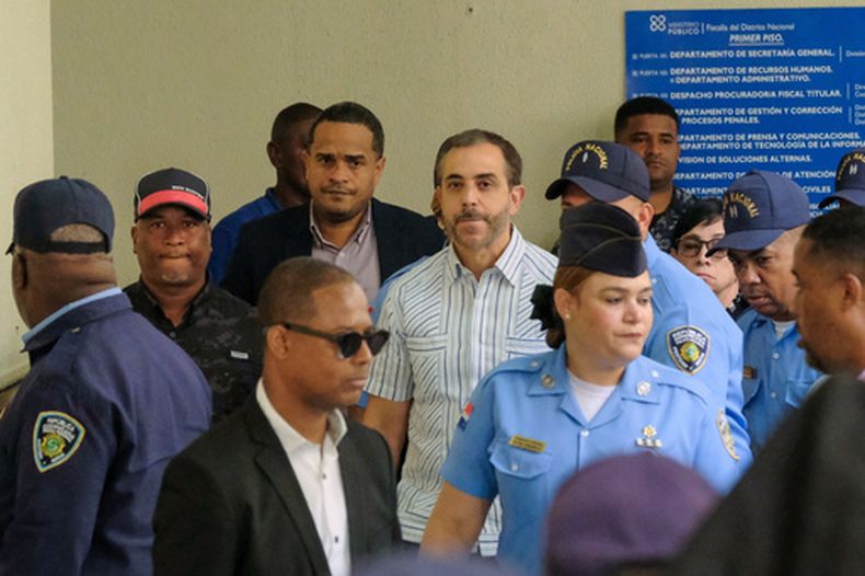 ARCHIVO - Antonio Espaillat, al centro, propietario de la discoteca Jet Set --cuyo derrumbe del techo en 2025 dejó víctimas mortales-- llega al tribunal para su juicio, el 27 de abril de 2026, en Santo Domingo, República Dominicana. (AP Foto/Ricardo Hernández, archivo)