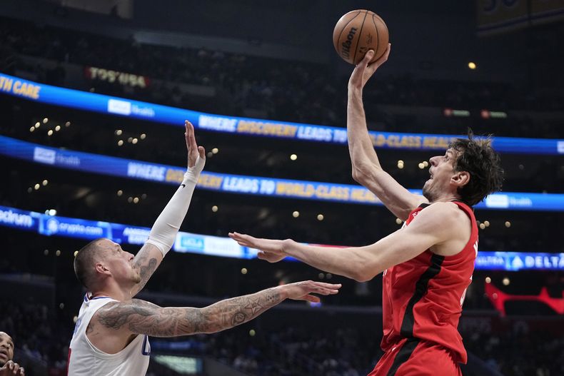 El pívot de los Rockets de Houston, Boban Marjanovic, a la derecha, tira mientras el pívot de los Clippers de Los Ángeles, Daniel Theis, defiende durante la segunda mitad del partido de baloncesto de la NBA, el domingo 14 de abril de 2024, en Los Ángeles. (AP Foto/Mark J. Terrill)