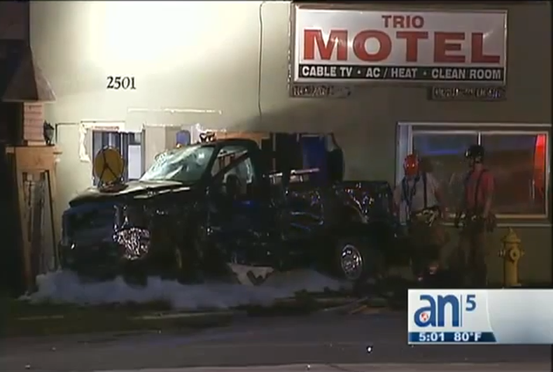 Hospitalizan a dos personas tras estrellarse en una camioneta robada contra un motel en West Park, Broward.